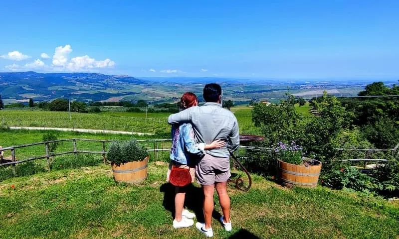 couple enjoying custom private tuscany tour