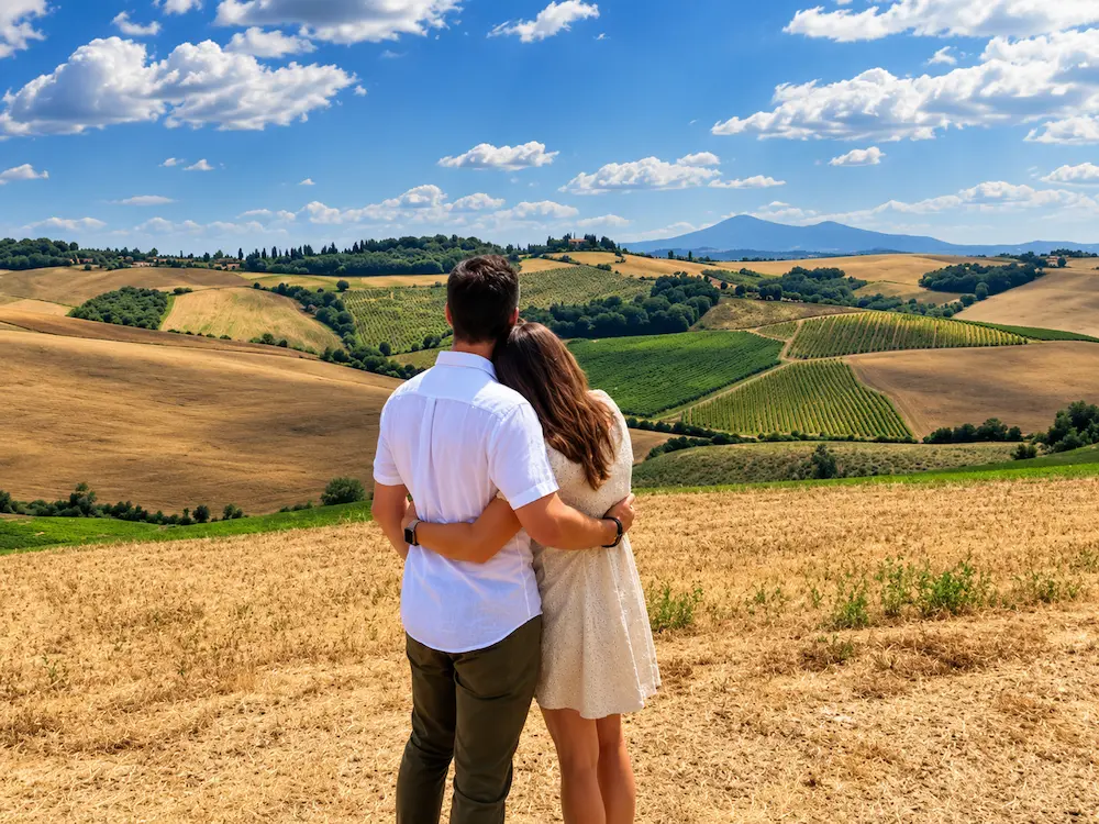 Couple enjoying a private tailor-made tour in the Tuscan countryside